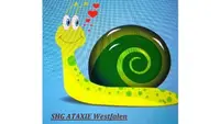 Logo der SHG ATAXIE Westfalen mit einer gezeichneten gelb-grünen Schnecke mit großen Augen und einem grünen Schneckenhaus. Über dem Kopf der Schnecke sind rote Herzsymbole zu sehen. Unter der Schnecke steht der Schriftzug 'SHG ATAXIE Westfalen' in dunkelroter Schrift.