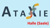 Logo von Ataxie Halle (Saale). Das Wort 'Ataxie' ist in dunkler Schrift dargestellt, wobei das 'X' durch ein stilisiertes DNA-Symbol in bunten Farben ersetzt ist. Darunter steht 'Halle (Saale)' in roter Schrift auf hellblauem Hintergrund.