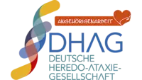 Logo der Deutschen Heredo-Ataxie-Gesellschaft (DHAG) für die Angehörigenarbeit. Das Logo zeigt ein farbiges, stilisiertes DNA-Band, das in mehreren Schattierungen von Gelb, Blau, Grün, Rot und Grau gestaltet ist. Rechts daneben steht in blauer Schrift „DHAG“ und darunter in türkiser Schrift „Deutsche Heredo-Ataxie-Gesellschaft“. Darüber befindet sich ein rotes Banner mit der Aufschrift „Angehörigenarbeit“, begleitet von einem Herzsymbol mit einer stilisierten Hand.