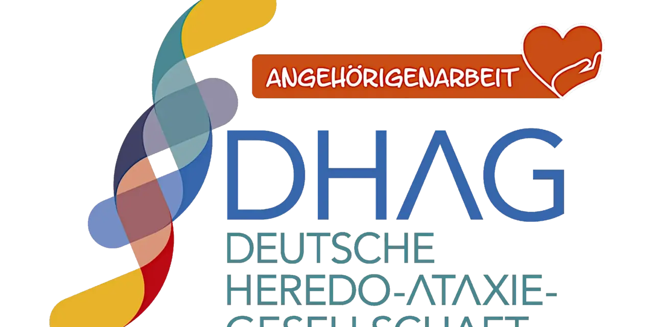 Logo der Deutschen Heredo-Ataxie-Gesellschaft (DHAG) für die Angehörigenarbeit. Das Logo zeigt ein farbiges, stilisiertes DNA-Band, das in mehreren Schattierungen von Gelb, Blau, Grün, Rot und Grau gestaltet ist. Rechts daneben steht in blauer Schrift „DHAG“ und darunter in türkiser Schrift „Deutsche Heredo-Ataxie-Gesellschaft“. Darüber befindet sich ein rotes Banner mit der Aufschrift „Angehörigenarbeit“, begleitet von einem Herzsymbol mit einer stilisierten Hand.
